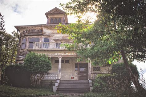 This Abandoned House on the Oregon Coast Has a Haunting History