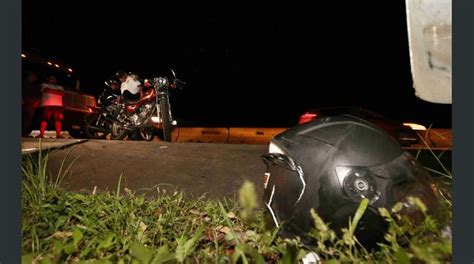 Motociclista muere al estrellarse contra señal de tránsito en carretera