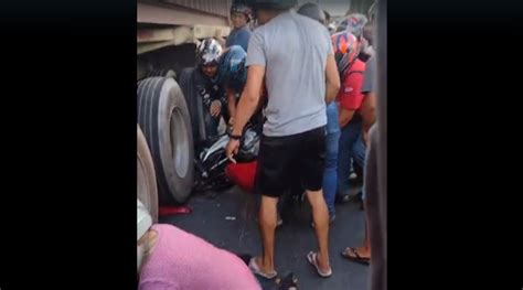 Motociclista E Garupa Ficam Feridos Embaixo De Carreta Durante Acidente