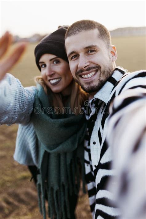 Pareja Tomando Una Foto Selfie En El Campo Al Atardecer Centrarse En