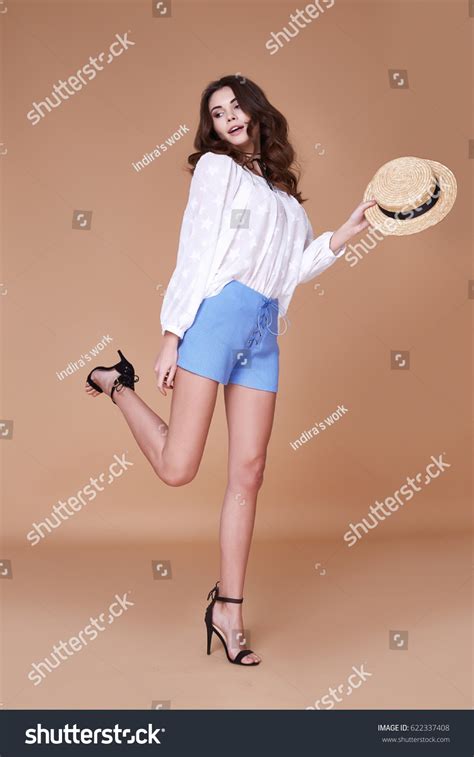 Sexy Brunette Woman Wear Short Blue库存照片622337408 Shutterstock