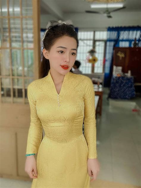Cô giáo tiểu học xinh như hot girl gây sốt khi diện loạt áo dài tự thiết kế đi dạy