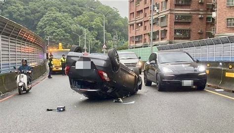 快訊 新店小客車自撞分隔島翻車 女駕駛爬出車外輕傷送醫 中天新聞網