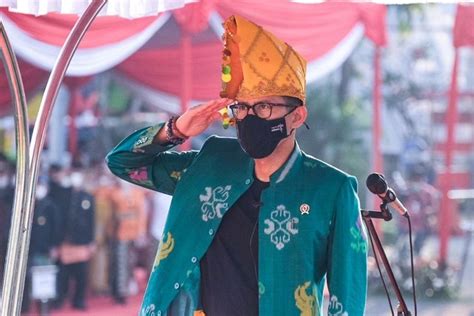 Foto Sandiaga Uno Pakai Baju Adat Suku Kaili Dalam Upacara Hut Ke