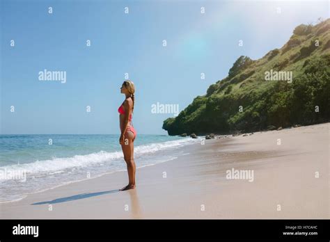 Junge frau im bikini am strand Fotos und Bildmaterial in hoher Auflösung Alamy