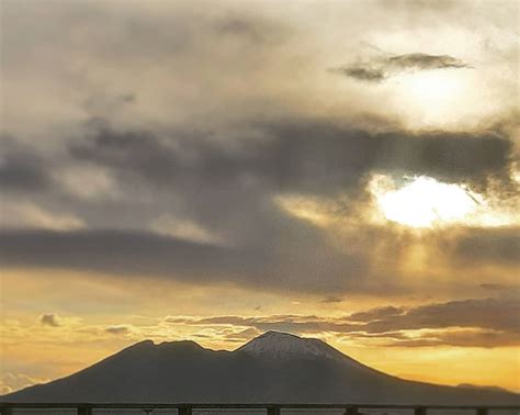 Fiocchi Di Neve Sugli Scavi Di Pompei E A Napoli Cima Del Vesuvio