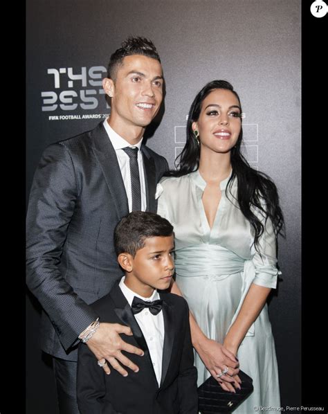 Cristiano Ronaldo Pose Torse Nu Avec Son Fils Cristiano Jr Presque