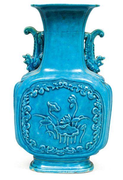 Vase de forme balustre et rectangulaire en porcelaine émaillée bleu