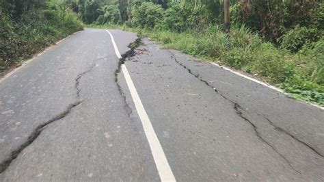 Kondisi Jalan Trans Sulawesi Di Desa Badaro Boltim Sulut Rusak Parah