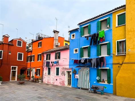 Casas Coloridas Em Uma Pequena Pra A Tradicional Na Ilha De Burano