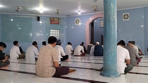 Jamaah Salat Idul Fitri Di Masjid Al Furqon Tanjung Priok Rayakan