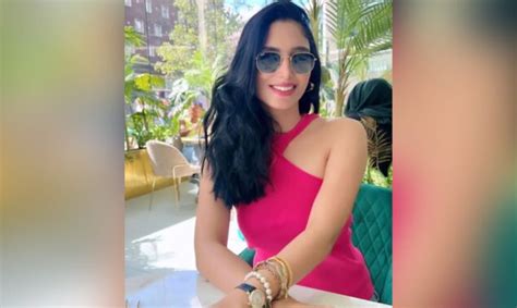 Bold Photo Of Cricket Commentator Zainab Abbas Goes Viral Daily The Azb