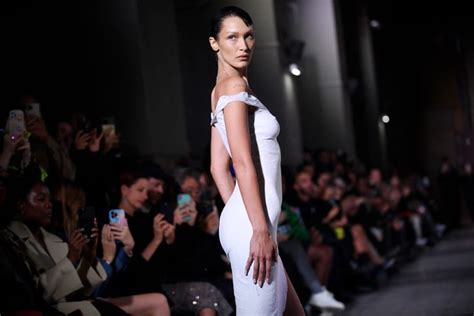 Bella Hadid Se Fait Vaporiser Une Robe Directement Sur Son Corps Nu Et