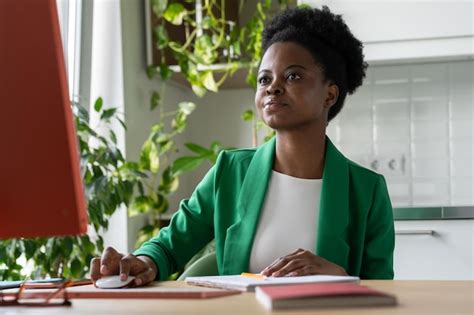 Mujer Afroamericana Enfocada Se Sienta En El Escritorio De La