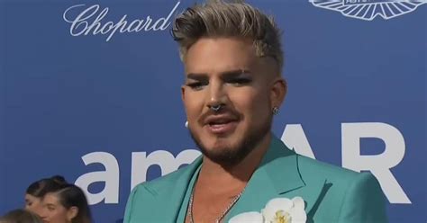 Britský spevák Adam Lambert sa v Cannes ukázal v plnej paráde