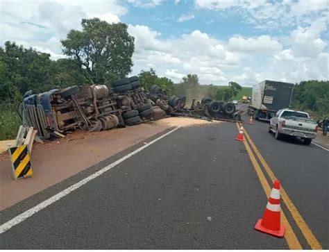 Rioverdems M E E Filho Morrem Ap S Carreta Carregada De Farelo De Soja