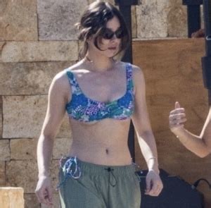 Hailee Steinfeld S Titty In A Sports Bra Bikini Of The Day Drunkenstepfather