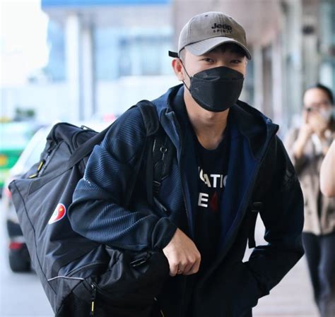 Tiến Linh được hot girl hộ tống lên tuyển Việt Nam chủ tịch Văn Toàn khoe tóc mới