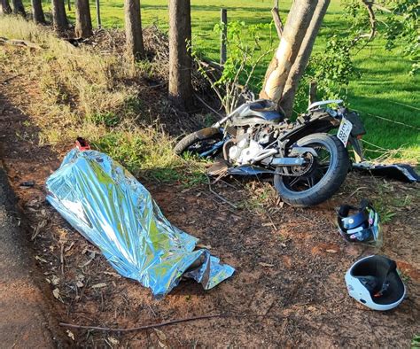 Morre mulher que estava em garupa de moto após colidir árvore em