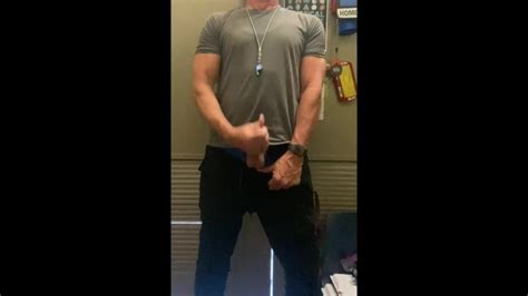 查看 Buff DILF 教练 JockDad87 的口哨射精 Pornhub Gay