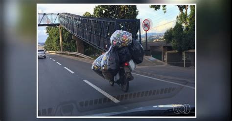 G1 Motociclista é flagrado levando sacos cheios de latinhas por