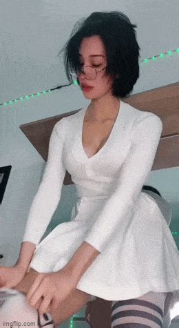 40 Hot Girls GIFs 12thBlog