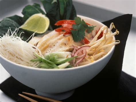 Asiatische Nudelsuppe Mit H Hnchen Und Sprossen Rezept Eat Smarter