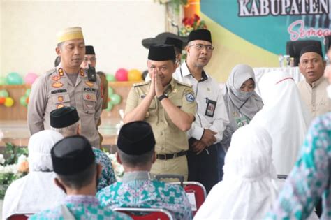 Lepas 85 CJH Bantaeng Ilham Azikin Tetap Jaga Kebersamaan Kutip Co