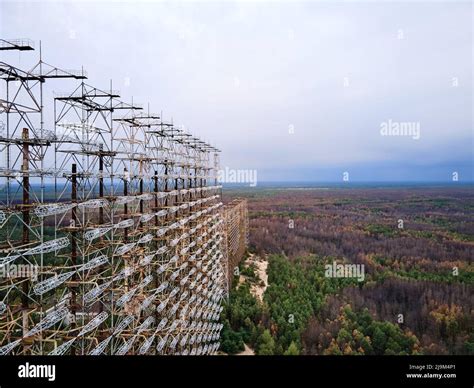 Vue aérienne des anciens vestiges du système radar Duga dans la base