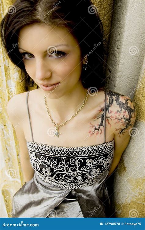 Sexy Vrouw Met Tatoegering In Kleding Stock Foto Image Of