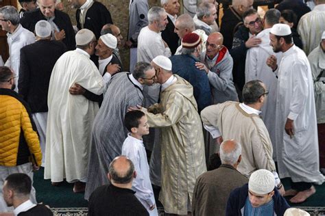 Les Alg Riens C L Brent La D El Fitr Dans Une Ambiance De Solidarit