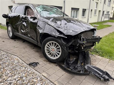 Safenwil AG Spektakulärer Unfall mit Jaguar