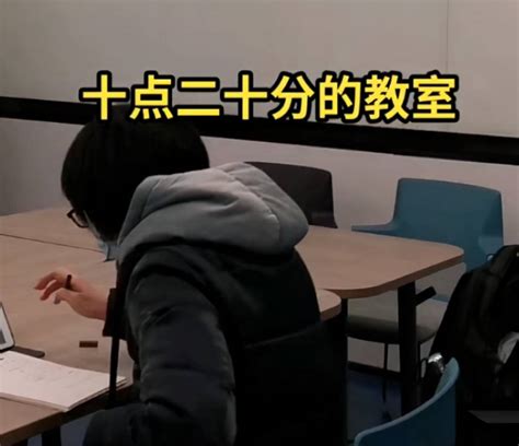 晚间十点半的清华，这就是学霸们的生活吗？网友感叹：是我不配了大学时间封寝