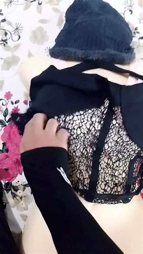 Ich komme auf großen natürlichen titten einer sexpuppe und steckte den finger in ihre vagina