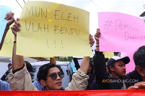 FOTO Aliansi Pejuang Demokrasi Jawa Barat Gelar Aksi Damai Di Kantor