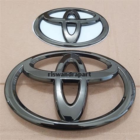 Emblem Logo Grill Depan Belakang Toyota Innova Reborn Venturer Black