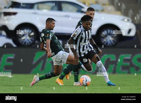 Rony Do Palmeiras Disputa Lance Marinho Do Santos Durante A Partida