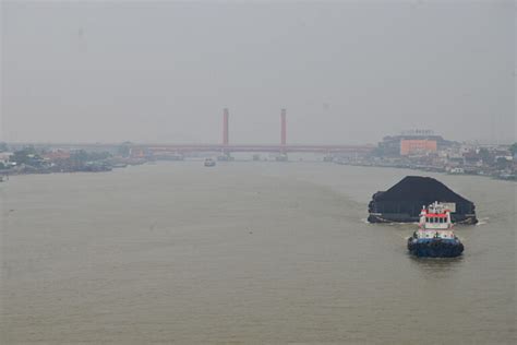 La Province De Sumatra Saccroche Aux Pluies Tardives Alors Que Les