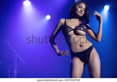 mujer sexy asiática con bikini bailando Foto de stock Shutterstock