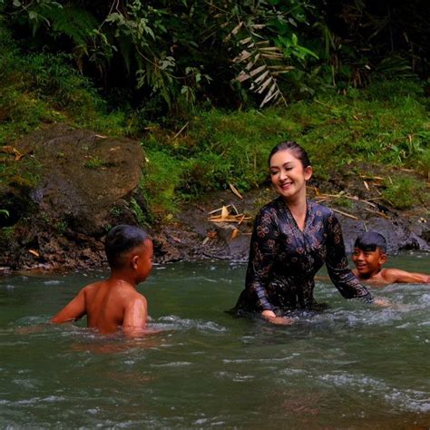 Potret Nafa Urbach Mandi Di Sungai Nostalgia Anak Desa