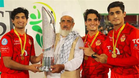 Naseem Shah Hunain Shah And Ubaid Shah Pose With Their Father Holding