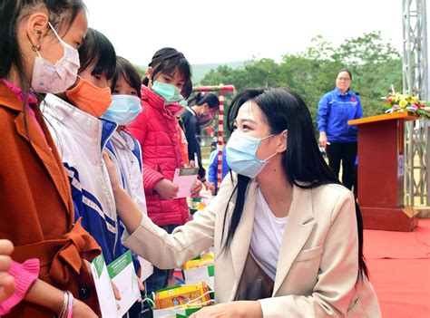 Tiểu Vy khoe body cực phẩm với bikini Á hậu Phương Anh đẹp tựa nàng thơ