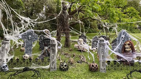 Halloween Cemetery — Chic Party Ideas