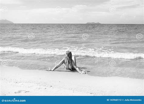 Belle Fille Dans Le Bikini Posant Sur Une Plage Abandonn E Sable Blanc