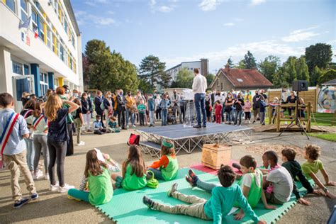 Inauguration De La Cour V G Talis E De L Cole Anne Frank Ville De