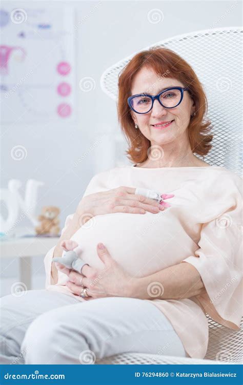 Mujer Embarazada De Los Ancianos Foto De Archivo Imagen De Sonrisa