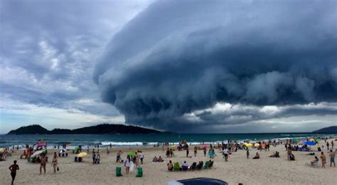 Conhecida Como Shelf Cloud Nuvem Chama A Aten O De Turistas E