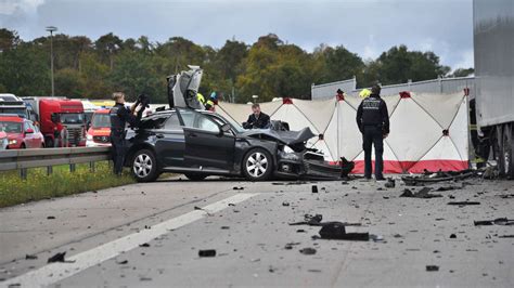 A Audi Rast In Stau Ende Fahrer Stirbt Bei Dramatischem Unfall