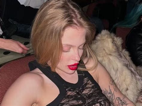 Luísa Sonza causa na web ao usar blusa transparente sem lingerie calça suja