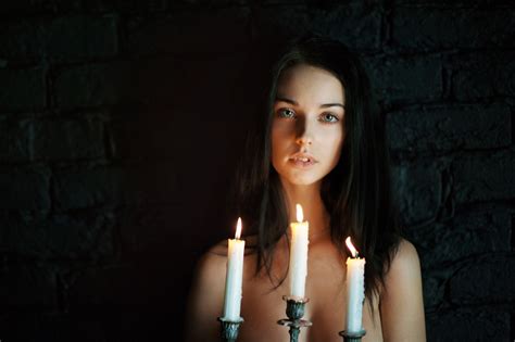 Фото Девушка Со Свечой В Темноте – Telegraph